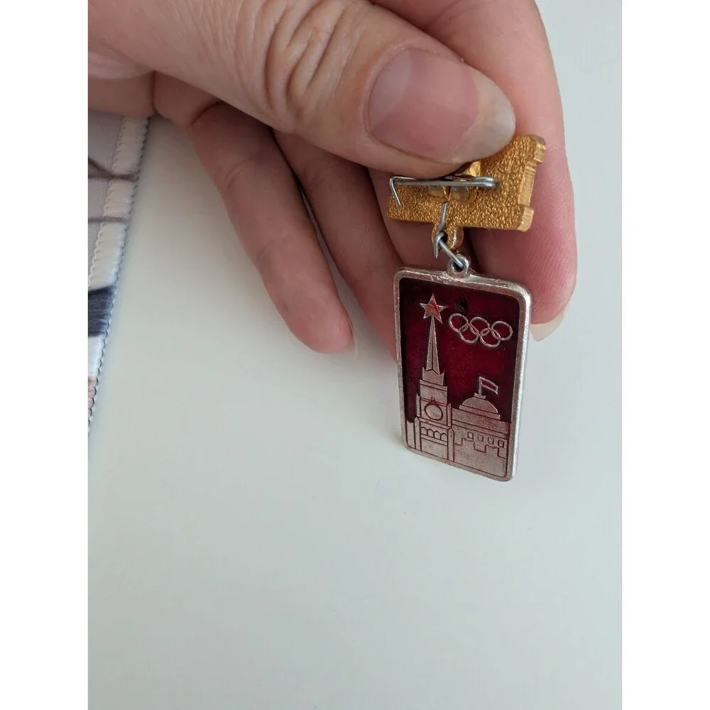 Vintage USSR Moscow 1980 Olympic Kremlin Dangle Enamel Pin Badge XXII Games Rare